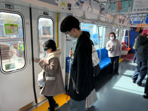 TX車内で視覚障害を疑似体験する様子