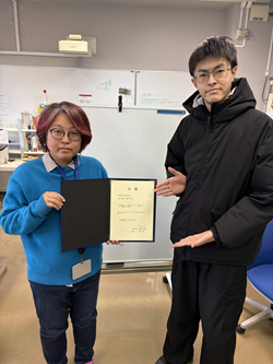 目録を手にする渡辺知恵美准教授（左）と、学生の山田さん（右）