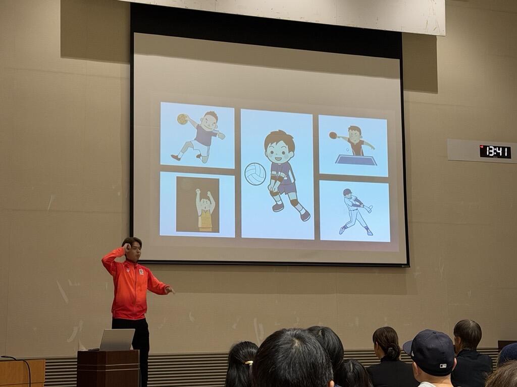 ステージでデフリンピックについて講演をする林選手