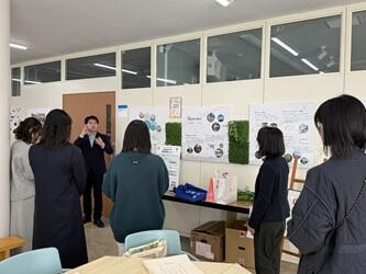 本学学生記者が学内を案内している様子