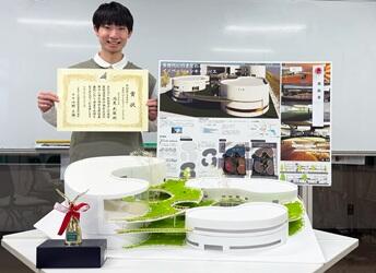 受賞した潟見さんと模型作品