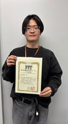 賞状を持つ学生