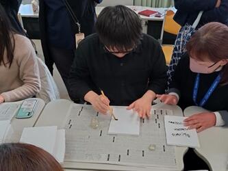 本学の職員が触覚書道を体験している様子
