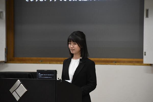 萱野さんがメッセージを伝える様子