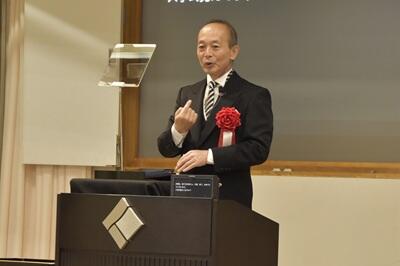 式辞を行う石原学長