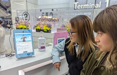 実装された「手話コンシェルジュ」が実際の現場で活用されている様子を確認し、手応えを感じる学生の様子