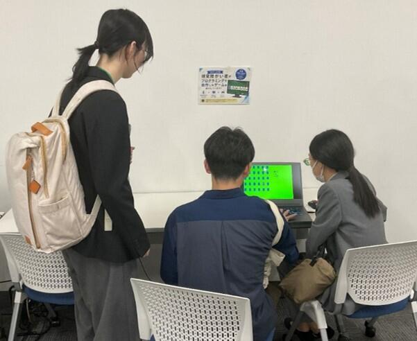 久米さんの制作したゲームを来場者が体験している様子の写真