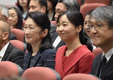 ご着席されてステージをご覧になる秋篠宮皇嗣妃殿下