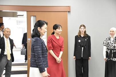キルギス研修員とご懇談される秋篠宮皇嗣妃殿下、佳子内親王殿下。