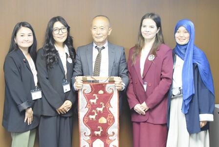石原学長（中央）と研修員の記念写真