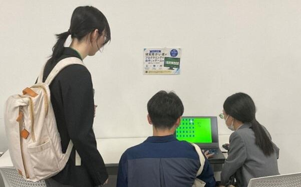久米さんの制作したゲームを来場者が体験している様子の写真