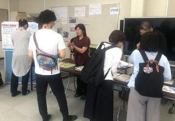 筑波技術大学紹介のブースに参加者が集まる様子