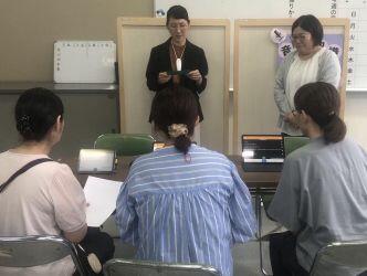 音声認識のための環境調整を体験するブースの様子