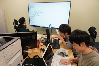 3名がプログラム作成に取り組んでいる様子