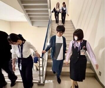 階段昇降時の手引体験の様子の写真