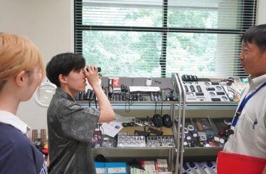 支援機器の見学の様子