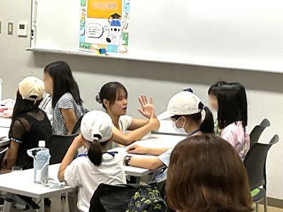 学生講師による手話レクチャーの様子