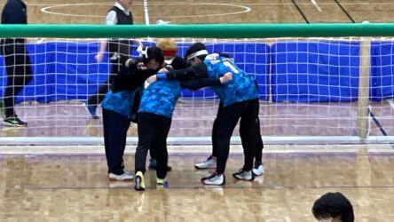 試合前にゴール前で円陣を組む、青色ユニフォームを着用したBlaze Tsukubaの選手たちの写真