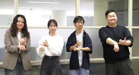 両大学学生記者で技大手話ポーズで記念撮影