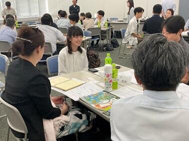 学生が参加しているグループディスカッションの様子（2025年実施時の写真）