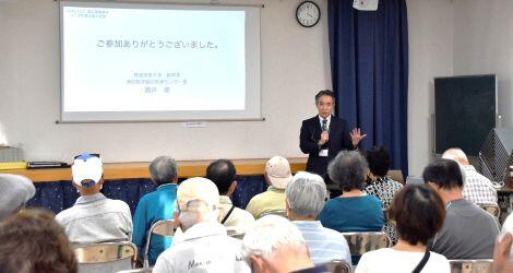 講演会で酒井先生がお話ししている様子