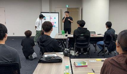 聴覚コースの学生が発表をしている様子の写真