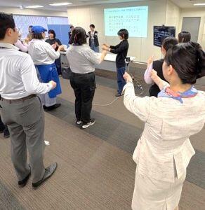 声やジェスチャーによる伝達方法の実践訓練風景の写真